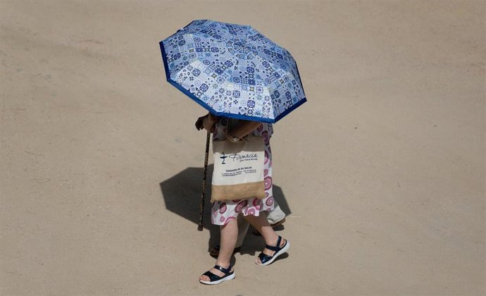 Una persona se protege del sol.