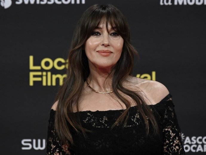 Monica Bellucci vuelve a dejar sin palabras a los 61 con el vestido más sensual del Festival de Locarno