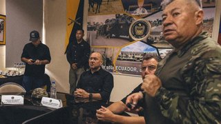 Archivo - En el centro de la imagen, el ministro de Defensa de Ecuador, Gian Carlo Loffredo.