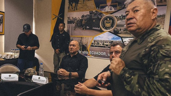 Archivo - En el centro de la imagen, el ministro de Defensa de Ecuador, Gian Carlo Loffredo.