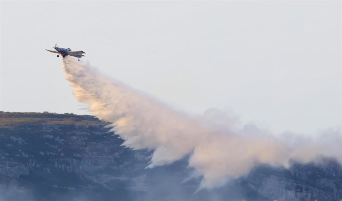 Hidroaviones trabajan en las tareas de extinción del incendio de Tírig, a 9 de agosto de 2026, en Castellón, Comunidad Valenciana (España). 