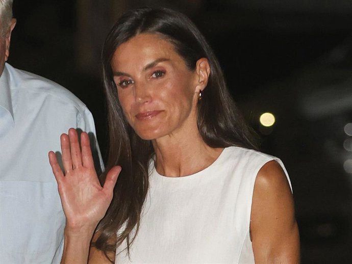 Si buscas un bolso versátil este verano, haz como la Reina Letizia: este modelo artesanal lo tiene todo