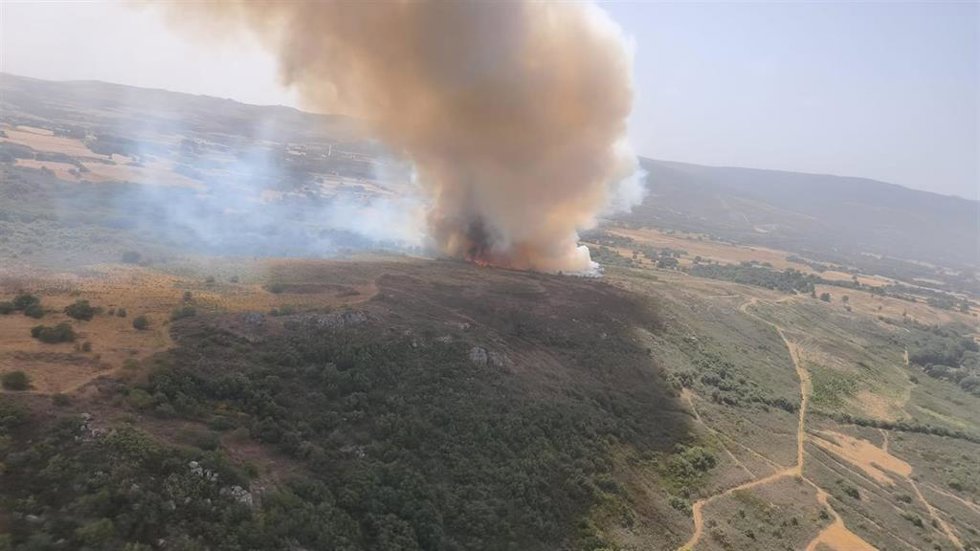 Incendio en Baltar (Ourense), en una imagen tomada por la BRIF de Laza en su desplazamiento hacia el incendio, a 8 de agosto de 2026.