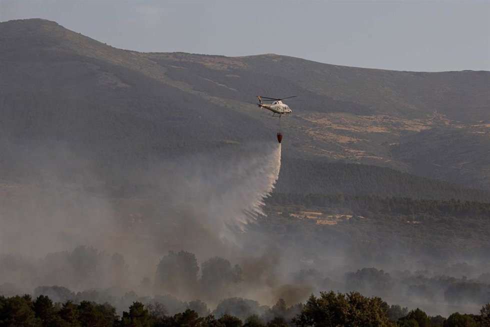 Un helicóptero bombardero trabaja en las tareas de extinción del incendio de Revenga.