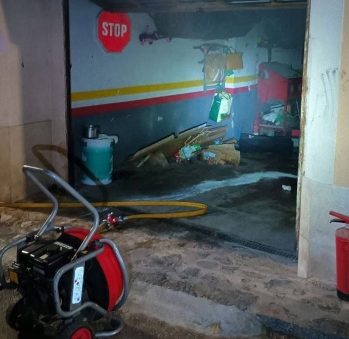 Una persona herida en un incendio en un garaje de Esporles al arder una batería de litio.