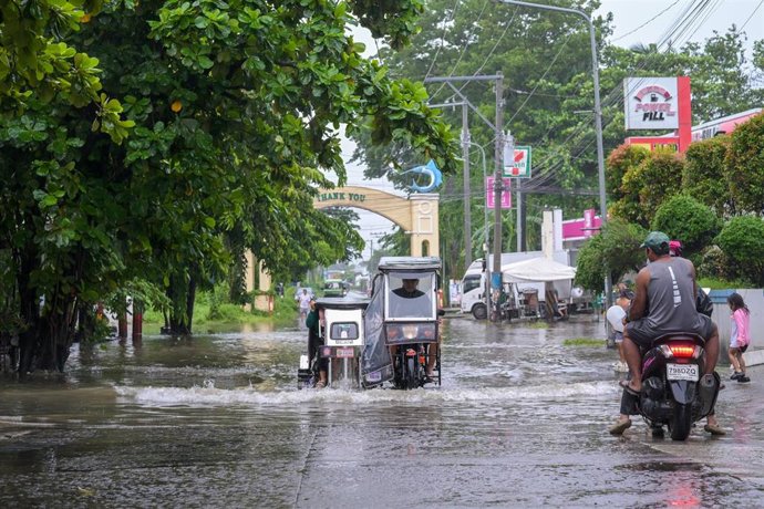 Lluvias en el municipio filipino de Nasugbu, Batangas, norte del archipiélago.