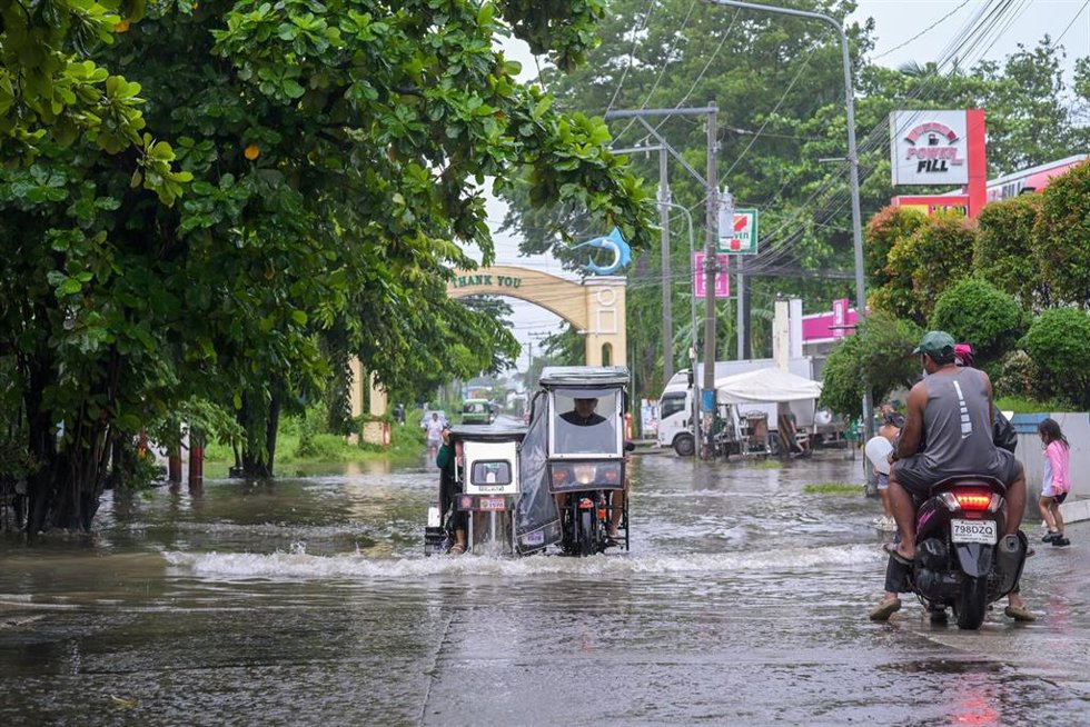 Lluvias en el municipio filipino de Nasugbu, Batangas, norte del archipiélago.
