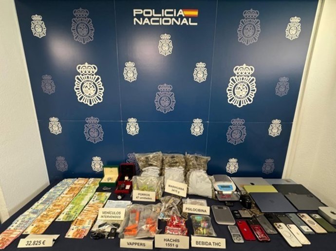 Droga, objetos y dinero intervenido en una operación policial.