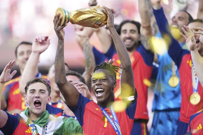 Nico Williams of Spain celebrates with the trophy after winning the 2026 FIFA World Cup during the FIFA World Cup 2026 Final match between Spain and Argentina at New York New Jersey Stadium on July 19, 2026 in East Rutherford, United States.