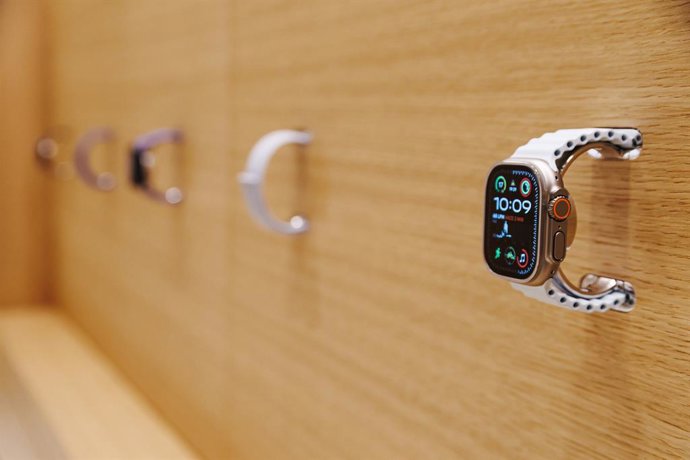 Archivo - Arquivo - Apple Watches expostos na parede da nova loja da Apple em La Vaguada, em 27 de novembro de 2024, em Madri (Espanha). Essa loja será inaugurada oficialmente amanhã, 28 de novembro; será a quinta loja da Apple em Madri e a número 12 e
