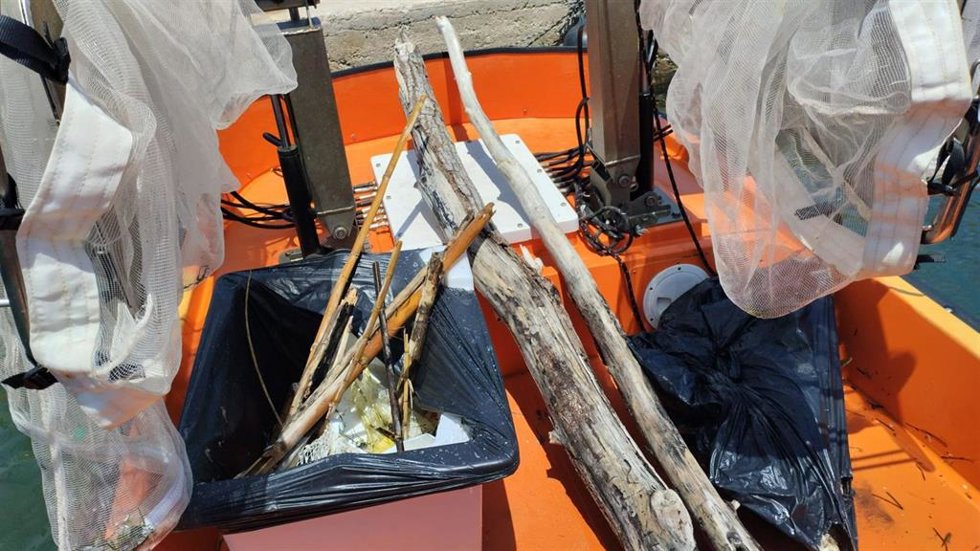 El servicio de limpieza de litoral retira en julio siete toneladas de residuos del mar, casi la mitad plásticos.