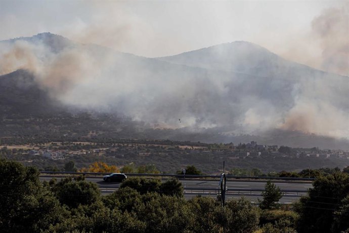 Incendio de Navas de San Antonio, con las llamas cercando Los Ángeles de San Rafael.