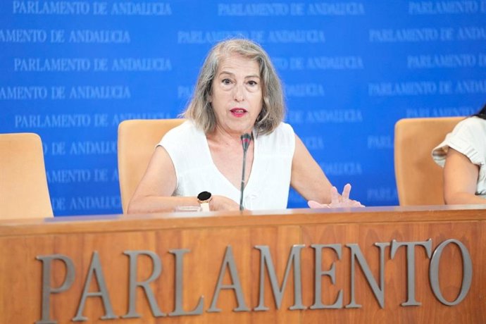 Archivo - La diputada de Adelante Andalucía, Mari García, en una rueda de prensa en el Parlamento andaluz.