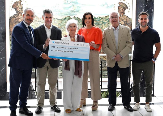 Entrega recaudación Gala Folclore a ASPACE