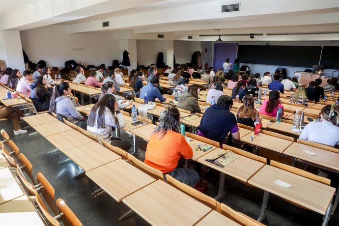 Archivo - Arquivo - Um grupo de pessoas participando das provas do Curso de Formação Especializada em Saúde, organizadas pelo Ministério da Saúde na Faculdade de Informática da Universidade Complutense de Madri, em 21 de janeiro de 2023, em Madri (Espanha