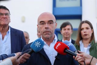 Archivo - El jefe de la delegación de Vox en Bruselas y coordinador Nacional Jurídico, Jorge Buxadé, en una atención a medios en  Punta del Moral (Huelva).