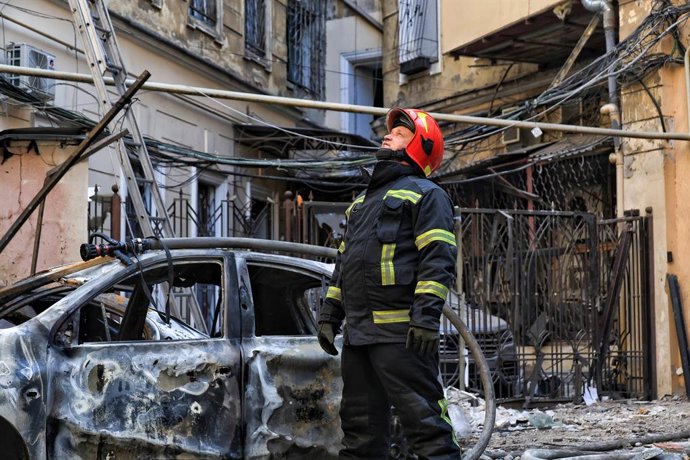 9 de agosto de 2026, Odessa, Ucrânia: Um funcionário do Serviço Estatal de Emergências olha para cima no pátio de um prédio residencial de vários andares danificado por um ataque russo, em Odessa, Ucrânia, em 9 de agosto de 2026. Na noite de domingo, 9 de