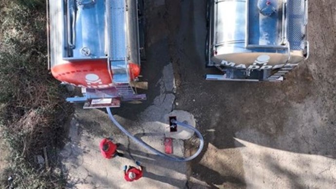 Dos camiones cisterna llevan agua al depósito municipal