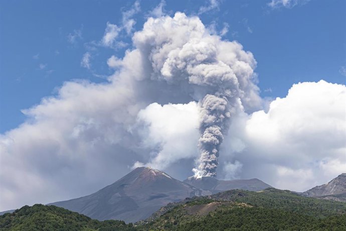 30 July 2026, Italy, Catania: Smoke rises from a crater of the Mount Etna volcano during an eruption. Photo: Michele Cutuli/AGF via ZUMA Press/dpa