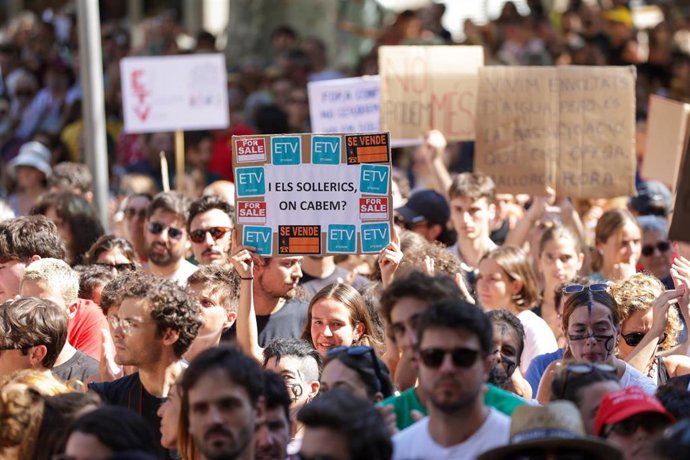 Decenas de personas durante una manifestación contra la masificación turística en Sóller.