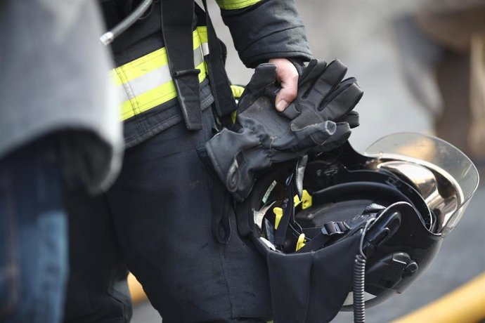 Archivo - Recursos de bomberos, bombero de Madrid, casco, guantes