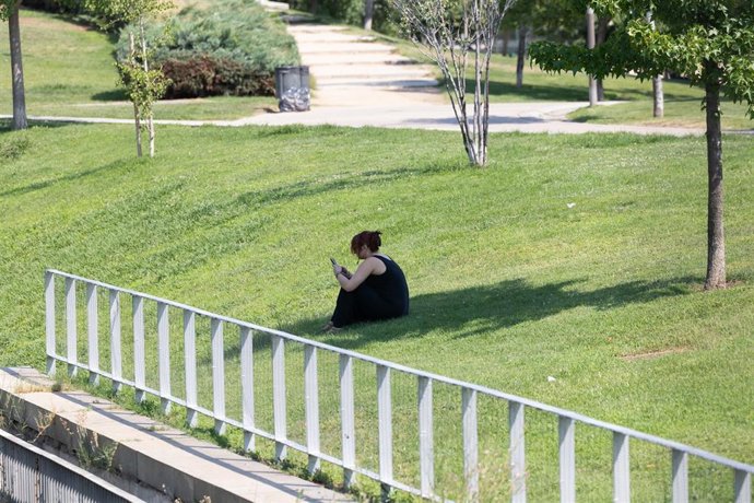 Archivo - Una persona se resguarda del sol a la sombra, a 6 de julio de 2026, en Madrid (España).