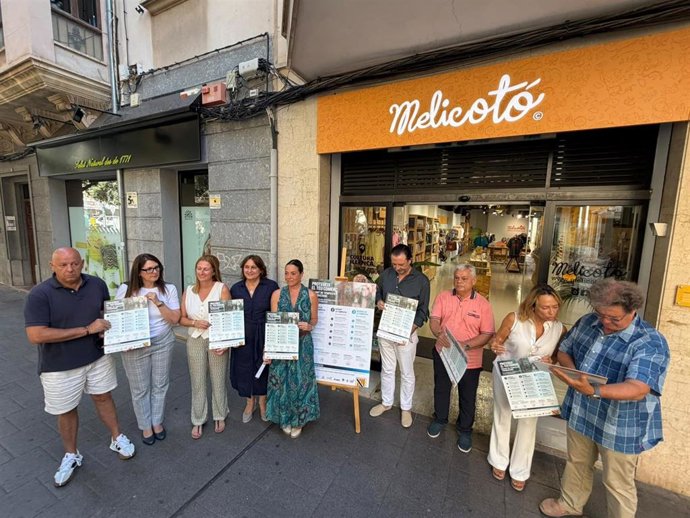 El conseller de Empresa, Autónomos y Energía, Alejandro Sáenz de San Pedro, y la consellera de Presidencia, Coordinación de la Acción de Gobierno y Cooperación, Antònia Estarellas, presentan la guía con agentes sociales de la empresa.