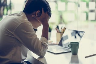 Archivo - Sobrecarga muscular y dolor lumbar, frecuentes en quienes teletrabajan en verano en un puesto no adaptado, según experto