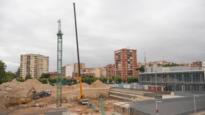 Instalación de la grúa torre que permitirá levantar la estructura del edificio
