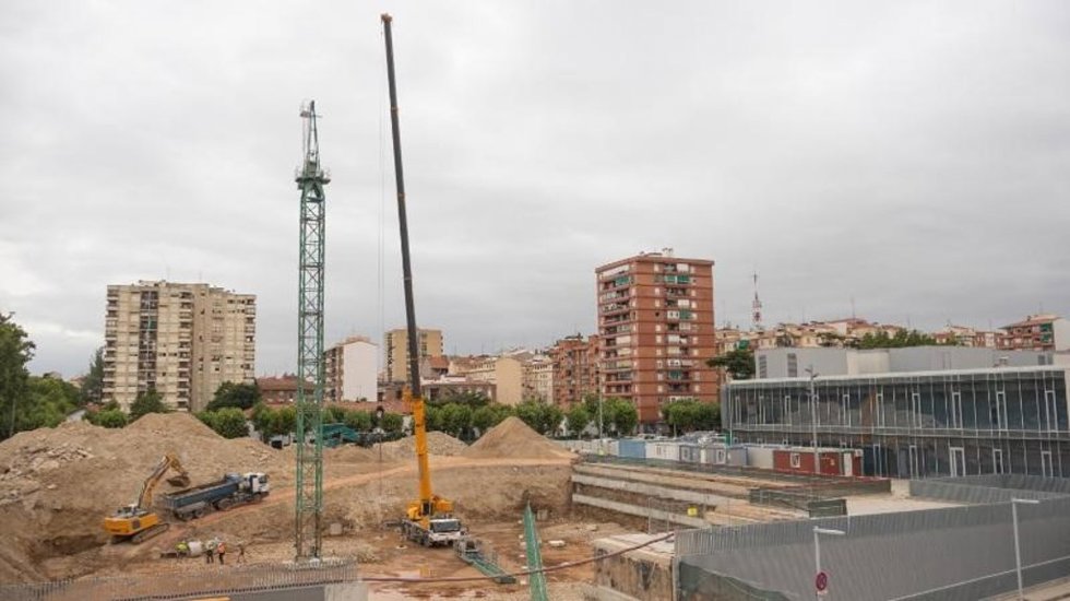 Instalación de la grúa torre que permitirá levantar la estructura del edificio