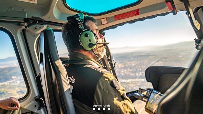 Un efectivo del Grupo de Apoyo Aéreo de Agents Rurals