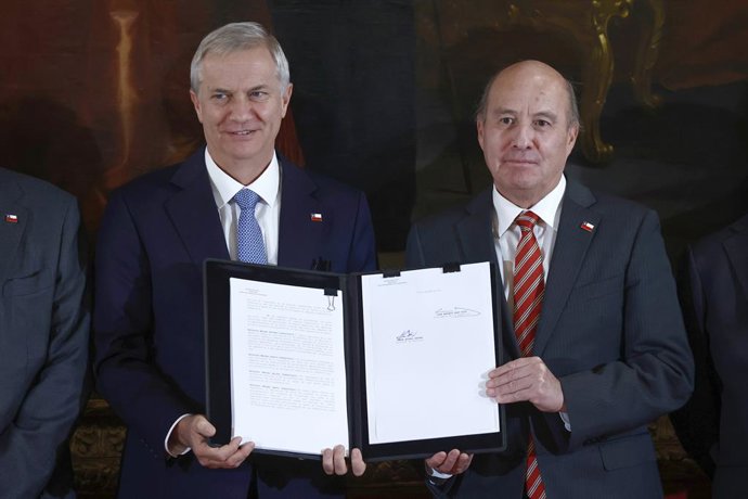 Santiago 22 de abril 2026. El Presidente de la Rep blica, Jos  Antonio Kast, firma el proyecto de ley del Plan de Reconstrucci n Nacional. Dragomir Yankovic/Aton Chile