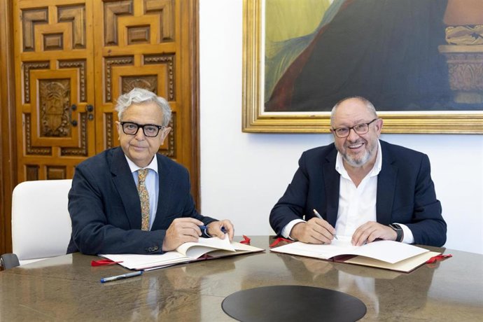 Salvador Fuentes y Manuel Torralbo tras la firma del acuerdo sobre el avispón asiático.