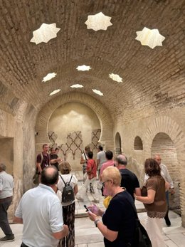 Archivo - Un grupo de visitantes en los Baños Áarabes de Jaén/Archivo