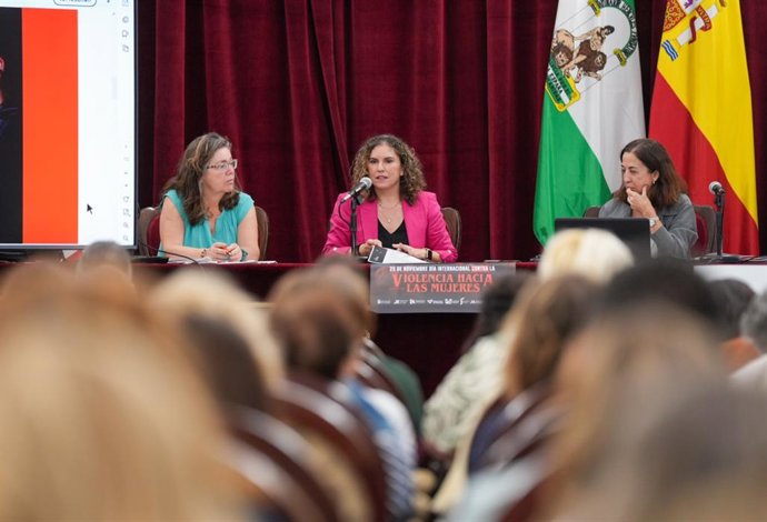 Archivo - La diputada provincial de Igualdad, Susana Sánchez Toro, preparando el 25N con el Consejo Provincial de Igualdad.