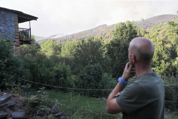 Un vecino observa un incendio forestal, en Veguellina (León) el pasado 31 de julio.