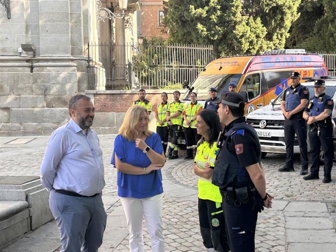 La vicealcaldesa de Madrid, Inma Sanz, con el concejal de Centro, Carlos Segura, y efectivos de la Policía Municipal y Samur-Protección Civil.