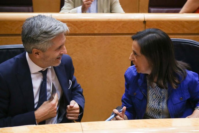 Archivo - El ministro de Interior Fernando Grande- Marlaska y la ministra de Defensa Margarita Robles en la sesión de control al Gobierno en el Senado del 25 de septiembre de 2018