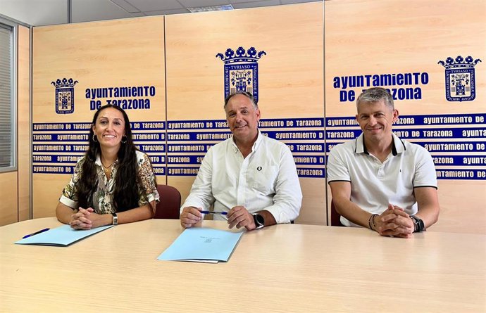 Firma del convenio del Ayuntamiento de Tarazonacon la Asociación de Comercio, Servicios e Industria de Tarazona (ACT).