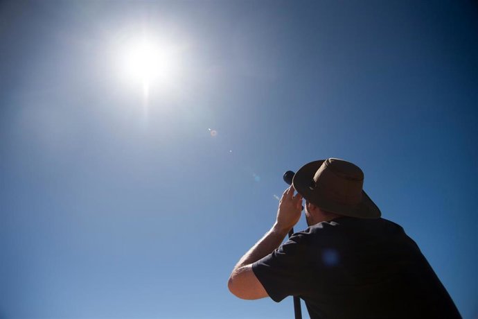 Archivo - People gather ahead of a total solar eclipse at a viewing site 35km from Exmouth, Western Australia, Thursday, April 20, 2023. (AAP Image/Aaron Bunch) NO ARCHIVING