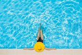 Foto: Cambiarse de bañador tras actividades acuáticas, una medida para prevenir la cistitis en verano