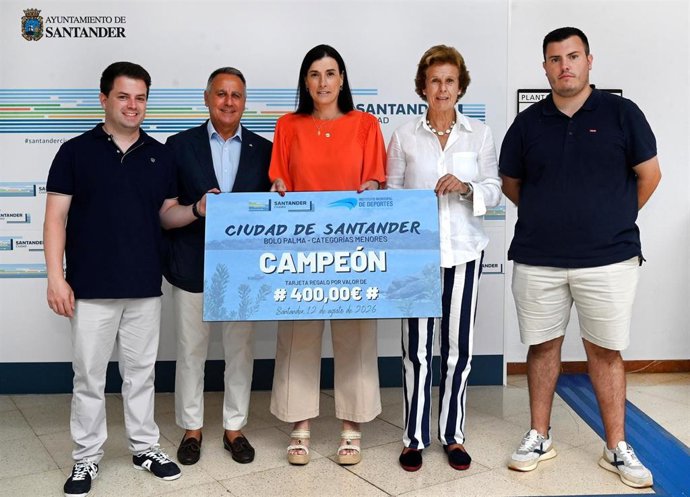 La alcaldesa de Santander presenta el Trofeo 'Ciudad de Santander' de categorías menores de bolo palma