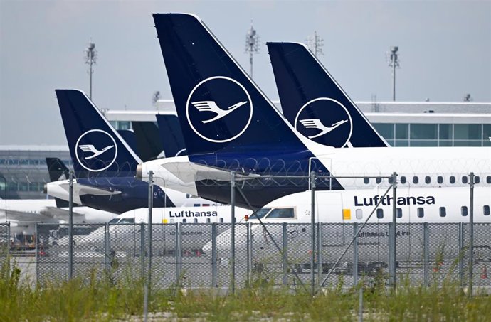 Archivo - 18 April 2026, Bavaria, Munich: Lufthansa and Lufthansa CityLine aircraft are parked at Munich Airport. In response to high kerosene prices, Lufthansa is grounding its first aircraft. Photo: Sven Hoppe/dpa