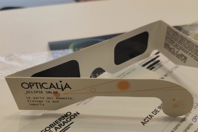 Una de las gafas para ver el eclipse incluidas en la alerta.