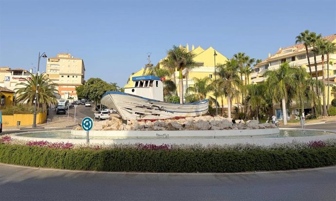 Actual barco presente en una de las rotondas de la avenida Puerta del Mar en Estepona