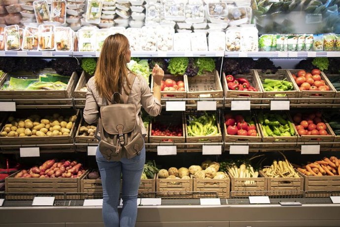 Archivo - Mujer en un supermercado