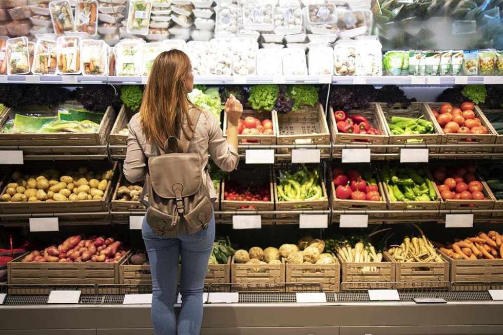 Archivo - Mujer en un supermercado