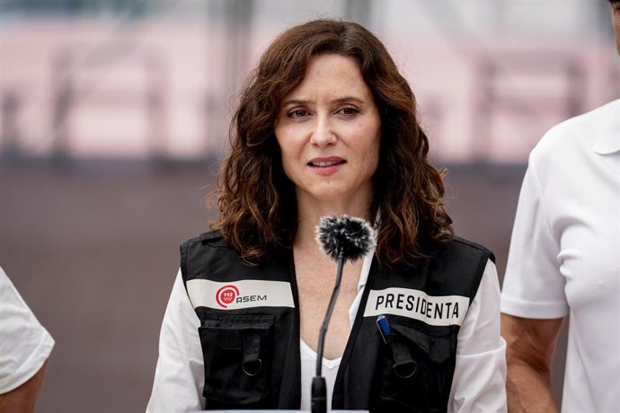 La presidenta de la Comunidad de Madrid, Isabel Díaz Ayuso,  atiende a los medios durante la visita a los evacuados por el incendio de la sierra oeste, en el polideportivo La Chopera, a 26 de julio de 2026, en Villamanta, Madrid (España)
