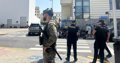 Militares apoyan a la Policía en la contención de cientos de menores migrantes frente a la Comisaría de Ceuta