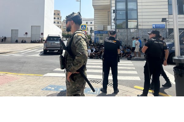 Militares apoyan a la Policía en la contención de cientos de menores migrantes frente a la Comisaría de Ceuta